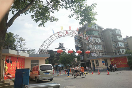 佛山小学花千树电梯9楼，急售三室65万证满2年，精装修，，